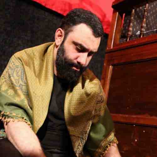 جواد مقدم خیره به ساعت روی دیوارم